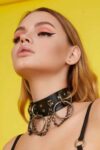 Halka Ve Zincir Detaylı Geniş Şerit Deri Choker – APFT661