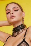 Halka Ve Zincir Detaylı Geniş Şerit Deri Choker – APFT661
