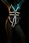 Karanlıkta Yansıyan Kadın Body Harness