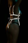Karanlıkta Yansıyan Kadın Body Harness
