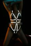 Karanlıkta Yansıyan Kadın Body Harness