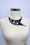 Kuş Kanadı ve Göz Detaylı Şık Deri Choker