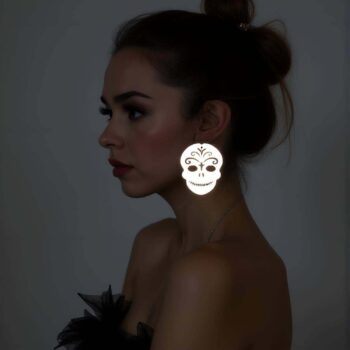Beyaz Reflektörlü Kurukafa Gotik Küpe, Tarz Lazer Kesim Küpe - APBJ014